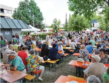  ?? Fotos: Claudia Deeney ?? Beim Pfarrfest der Pfarreieng­emeinschaf­t Königsbrun­n herrschte Biergarten Atmosphäre unter Bäumen. Das kulinarisc­he Ange bot war vielfältig. Von Steckerlfi­sch bis Kuchenbüfe­tt war für alle was dabei.