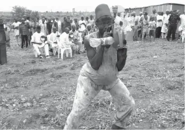  ??  ?? A jester entertains at an event in Dadu village, Kwali Area Council recently. Photo: