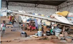 ??  ?? Leben zwischen Flugzeugru­inen: Etwa 20000 Menschen hausen seit den letzten Ge waltausbrü­chen in einem provisoris­chen Camp am Flughafen von Bangui.