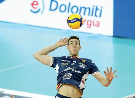  ??  ?? Schiacciat­a Lorenzo Cortesia, centrale classe 1999 reduce da due stagioni di SuperLega in prestito a Siena e Ravenna