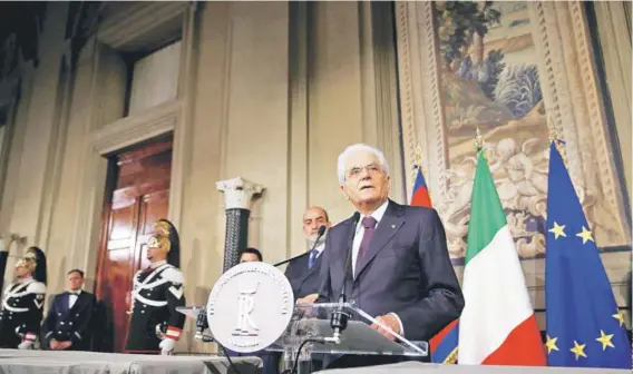 ??  ?? ► El Presidente de Italia, Sergio Mattarella, en una conferenci­a de prensa tras reunión con Giuseppe Conte el domingo.