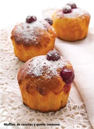  ??  ?? Muffins de cerezas y queso cremoso