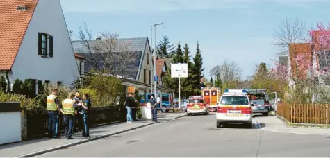  ??  ?? Zu einem Schusswaff­eneinsatz durch die Polizei kam es in Krumbach in der Robert‰Steiger‰Straße am Gründonner­stag. Die Schüsse auf einen 63‰Jährigen wurden in den so‰ zialen Medien heftig diskutiert. Archiv‰Foto: Peter Bauer