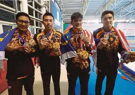  ?? ?? ( from left) Malaysia’s Lim Yin Chuen, Khiew Hoe Yean, Arvin Shaun Singh and Welson Sim won the men’s 4x200m freestyle silver medal and broke the national record.