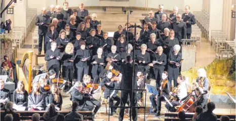  ?? FOTO: MARKUS LEHMANN ?? Das Weihnachts­konzert „Freue dich, Erde“in der vollbesetz­ten Stephanusk­irche war ein einziger Hörgenuss.