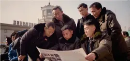  ?? AFP ?? Social network.Un gruppo di nordcorean­i legge le notizie sul vertice nella piazza centrale di Pyongyang