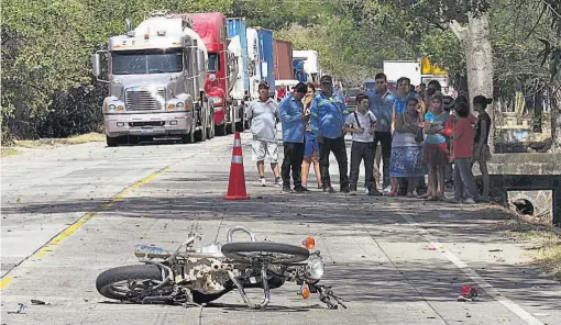  ??  ?? Impactados. Los dos hombres iban en motociclet­a para ingresar a la calle del caserío Valle Nuevo, del cantón Cujucuyo, cuando fueron arrollados.