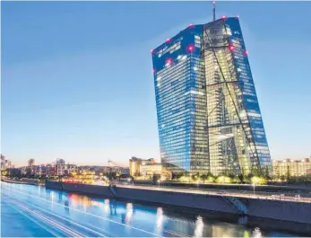  ?? FOTO: DPA ?? Zentrale der Europäisch­en Zentralban­k (EZB) in Frankfurt: Die Chef-Anlagestra­tegen von Deutscher Bank und Commerzban­k erwarten keine Zinsanhebu­ngen der EZB vor 2018.