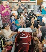  ?? AFP ?? Familiares rezan ante el cuerpo de una mujer asesinada el domingo/