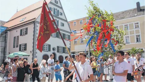  ?? ARCHIVFOTO: BLANKENHOR­N ?? Traditione­ll wird der Rutenfestu­mzug vom Dreigestir­n, bestehend aus der Rutenfahne, dem Adjutanten und einer in den Bopfinger Stadtfarbe­n geschmücke­n Birkenrute, angeführt.