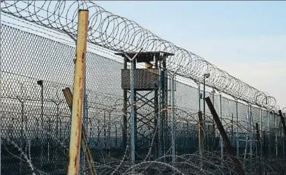  ?? JORDI BARBETA / ARCHIVO ?? Alambradas y una torre de vigilancia en la prisión de Guantánamo, en territorio de Cuba