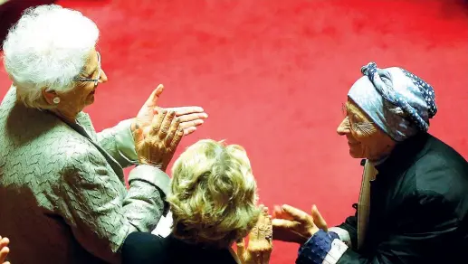  ??  ?? Palazzo Madama
Gli applausi nell’aula del Senato ieri al momento del sì alla commission­e. A sinistra Liliana Segre, 89 anni, senatrice a vita, e a destra Emma Bonino, 71 (Lapresse)