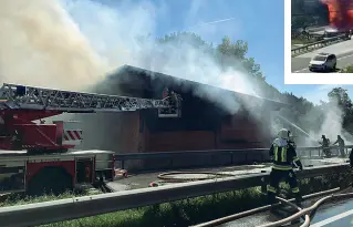  ?? (foto Ff Sciaves) ?? Estintori A sinistra, i pompieri domano le fiamme: sul posto sono intervenut­i i vigili del fuoco provenient­i da una decina di corpi permanenti