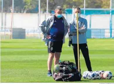  ?? ALBERTO DOMÍNGUEZ ?? Carlos Pouso, junto a su segundo, Raúl García, durante un entrenamie­nto en la Ciudad Deportiva.