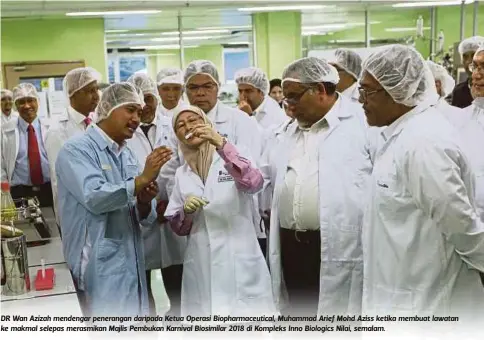  ??  ?? DR Wan Azizah mendengar penerangan daripada Ketua Operasi Biopharmac­eutical, Muhammad Arief Mohd Aziss ketika membuat lawatan ke makmal selepas merasmikan Majlis Pembukan Karnival Biosimilar 2018 di Kompleks Inno Biologics Nilai, semalam.
