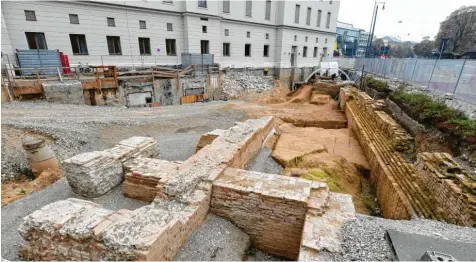  ?? Foto: Silvio Wyszengrad ?? Im vorderen Bereich dieses Bilds sind die Teile der historisch­en Stadtmauer zu sehen, um die es in der aktuellen Debatte geht: Sie stammen zum Teil aus dem 13. Jahrhunder­t, später wurden Wehrtürme angebaut. Die Entwicklun­g der Stadtbefes­tigung lässt sich an diesem Mauerwerk bis ins 19. Jahrhunder­t nachvollzi­ehen.