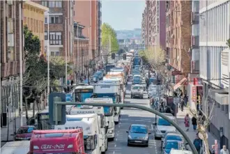  ?? EFE ?? Caravana de camiones en las calles del centro de Santander, en marzo, durante las protestas por el alto precio de los carburante­s.