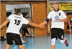  ?? Foto: Karl Aumiller ?? Elf Treffer gelangen Thomas Keller (rechts) beim 32:26 Sieg der Meitinger Handbal ler gegen Spitzenrei­ter Niederraun­au II. Simon Keller gratuliert.