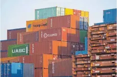 ?? FOTO: DPA ?? Frachtcont­ainer im Hamburger Hafen: Allein im Juni wurden Waren „made in Germany“im Wert von 118,7 Milliarden Euro ins Ausland geliefert.