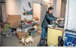  ?? LAUREL CHOR / EP ?? Una mujer cocina en un refugio cerca del centro comercial atacado en Kiev.