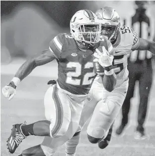  ?? MICHAEL LAUGHLIN/ SUN SENTINEL ?? Former Hurricanes running back Robert Burns gains yards against Florida State.