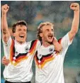  ?? Foto: dpa ?? In der farbigen Version des neuen DFB Trikots feierten Lothar Matthäus (links) und Rudi Völler 1990 in Rom den Titel gewinn.