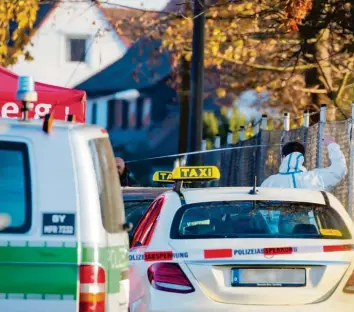  ?? Foto: Daniel Karmann, dpa ?? Zwei Menschen – eine 63‰jährige Frau und ein 62‰jähriger Taxifahrer – wurden am Samstag im Nürnberger Stadtteil Gebersdorf auf offener Straße getötet. Die Mordkommis­sion ermittelt.