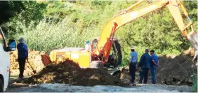  ??  ?? Two digger graders were used to haul up a section of the old mains sewer line in 11th and 8th Avenues in Denneoord, where urgent replacemen­ts were needed due to chronic sewage spills into the Mitchell / Kat river.