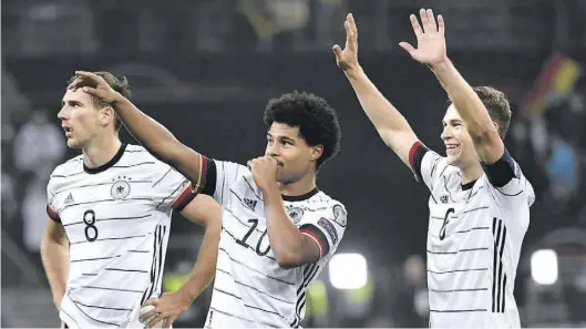  ?? BILD: Imago ?? Gut drauf: Die FC-Bayern-Stars (von links) Leon Goretzka, Serge Gnabry und Joshua Kimmich bilden – unter anderen – auch in der Nationalma­nnschaft ein äußerst spielstark­es Mittelfeld.