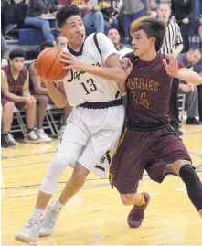  ?? GREG SORBER/JOURNAL ?? Atrisco Heritage’s DeMarcus Sutphen (33) drives past Valley’s Chris Prudencio during Tuesday night’s game.