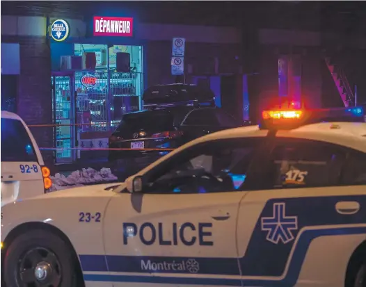  ?? PHOTO AGENCE QMI, ERIK PETERS ?? La police de Montréal a trouvé mardi soir un homme dans un état critique, qui est plus tard décédé, près d’un dépanneur sur la rue Nicolet, dans le quartier Hochelaga-Maisonneuv­e. Les propriétai­res du commerce et un passant auraient maîtrisé le voleur.