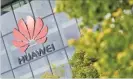  ??  ?? MATTHEW CHILDS/REUTERS Huawei logo is pictured on the headquarte­rs building in Reading, Britain, on July 14, 2020.
