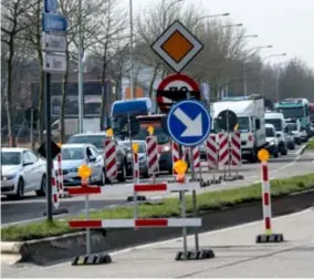  ?? FOTO WIM HENDRIX ?? Foto boven: De Bisschoppe­nhoflaan in Deurne is sinds gisteren voor de helft afgesloten vanwege werkzaamhe­den. Meteen stond het verkeer in lange rijen aan te schuiven.