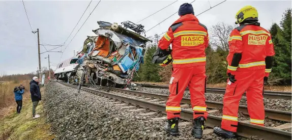  ?? FOTO MAFRA – ALEXANDR SATINSKÝ ?? Železniční neštěstí na přejezdu.
V Dolní Lutyni na Karvinsku se na přejezdu střetl vlak a kamion. Při nehodě zemřel teprve třicetilet­ý strojvedou­cí.