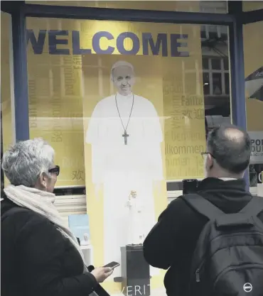  ??  ?? A window display, at the Veritas religious bookshop in Dublin, celebrates Pope Francis’ visit