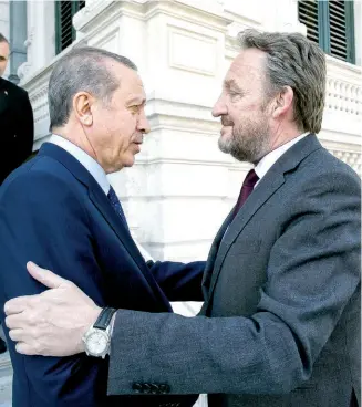  ??  ?? Блискост: Реџеп Тајип Ердоган и Бакир Изетбегови­ћ деле и политичке и верске ставове
