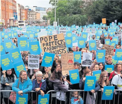  ?? Gonzalo fuentes/ ReuteRs ?? La contramani­festación Stand for Truth también convocó a una multitud en Dublín