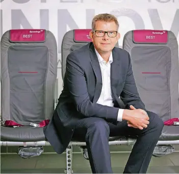  ?? FOTO: EUROWINGS ?? Mit den Mitarbeite­rn per „Du“, zudem ohne Krawatte – Thorsten Dirks legt Wert auf einen lockeren Umgang.