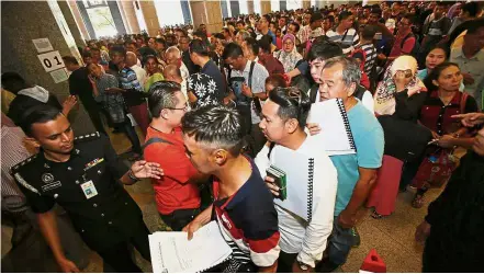  ??  ?? Packed like sardines: Employers and their illegal workers queuing up at the Immigratio­n headquarte­rs in Putrajaya in a last-minute rush to register for the E- Card programme.