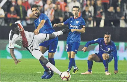  ?? FOTO: FOTO: J.A. SIRVENT ?? Giannelli Imbula y Raúl García pugnan por el balón durante un lance del partido disputado ayer en el Estadio de Vallecas