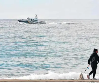  ?? CARLOS BARBA/EFE ?? Una patrullera de la Guardia Civil busca al segundo joven en la zona de Cabo de Gata en la que ha aparecido el cuerpo.