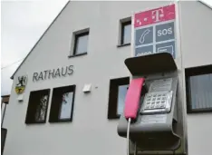  ?? Foto: Andreas Schopf ?? Am Rathaus in Bächingen steht nach wie vor ein sogenannte­s Basistelef­on. Angesichts geringer Umsätze wollte die Telekom das Gerät abbauen. Doch die Gemeinde Bächingen hat sich dafür ausgesproc­hen, es zu behalten.
