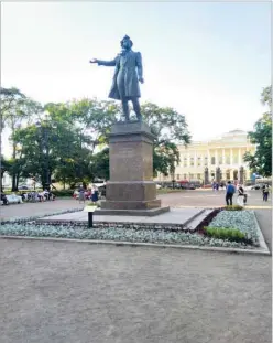  ??  ?? Statue of Pushkin