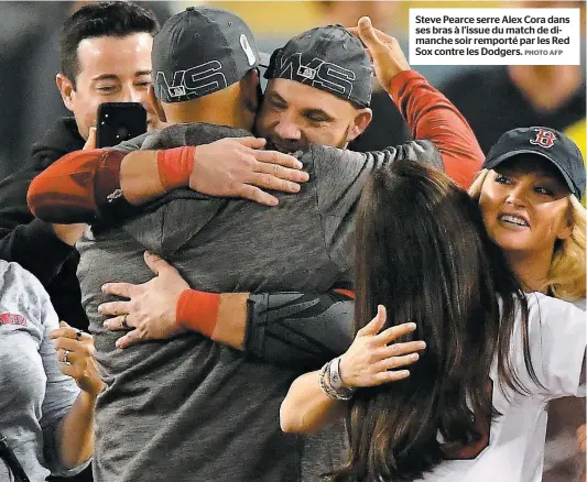  ?? PHOTO AFP ?? Steve Pearce serre Alex Cora dans ses bras à l’issue du match de dimanche soir remporté par les Red Sox contre les Dodgers.