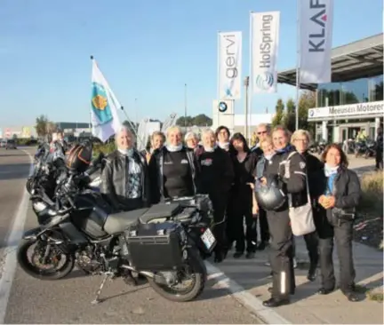  ?? FOTO JAN BRYS ?? Ils Van den Weyngaert (tweede van links) met een deel van de Moedige Motorrijds­ters.