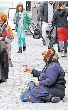  ?? SZ-ARCHIVFOTO: BECKER&BREDEL ?? Diese Bettlerin bat im September 2013 in der Saarbrücke­r Innenstadt um Kleingeld.