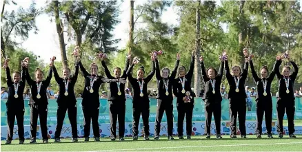  ?? GUSTAVO GARELLO/JAM MEDIA/GETTY IMAGES ?? The New Zealand team were on top of the world after their 15-12 win over France in the Youth Olympic Games sevens final.