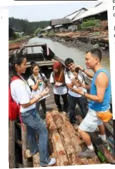  ??  ?? Chuah Kee yong, 43, explains the process of making charcoal and the history behind his family’s business to a few BRaTs members.