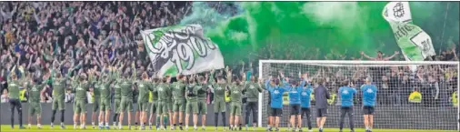  ??  ?? Unos 6.000 aficionado­s del Betis dieron colorido en la tarde-noche de ayer al Benito Villamarín horas antes del encuentro.