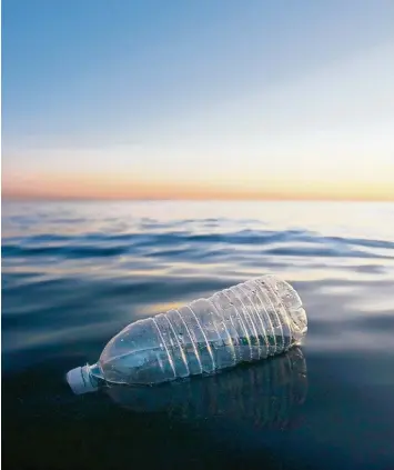  ?? Foto: Universal Images Group, Getty Images ?? Achtlos weggeworfe­n – wie der meiste Müll, der in den Meeren landet.